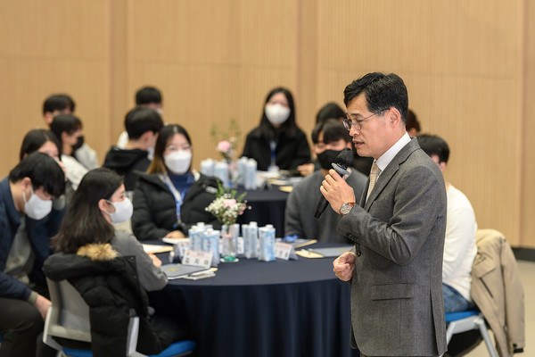 ▲ 지역 청년을 대상으로 구정비전을 설명중인 이기재 양천구청장.