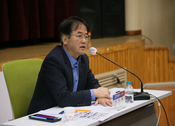 ▲ 이동환 고양시장, 덕양구 방문해 2023 주요업무보고 및 직원 소통간담회 진행중인 모습.