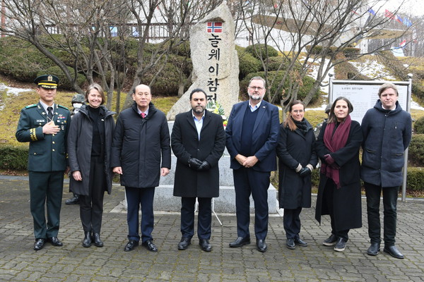 ▲ 노르웨이 국회의장, 동두천시 방문 참전비 헌화.