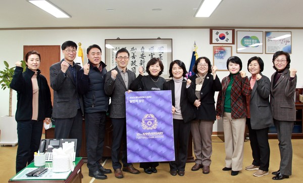 ▲ FC안양 연간회원권 구매한 동안구청 직원들.