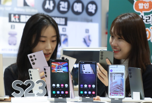 ▲ 갤럭시 S23 시리즈 사전예약이 시작된 7일 서울 종로구 KT 광화문역점에 갤럭시 S23 시리즈가 진열돼 있다. /뉴시스