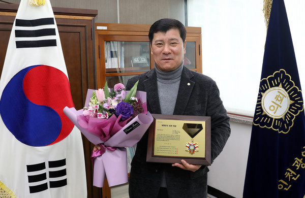 ▲ 황순남 부의장, 대한민국 칭찬 대상 ‘지방의회 부문’ 수상 기념사진.