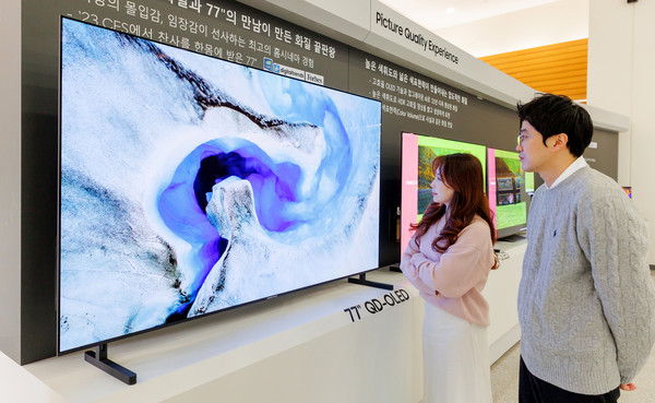 ▲ 삼성디스플레이 직원들이 초대형 77형 TV용 QD-OLED를 제품을 관람하고 있다./뉴시스