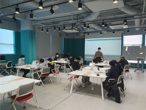 ▲ 찾아가는 우리동네 메이커 교육 진행중인 모습.