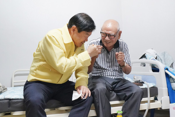 ▲ 홀몸 어르신 찾은 이필형 동대문구청장.
