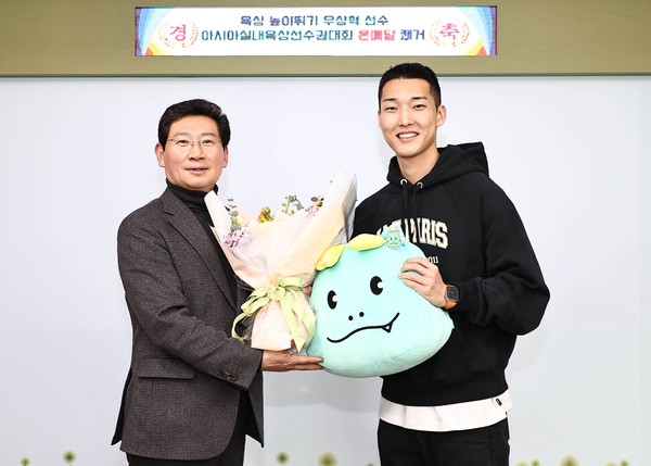 ▲ 이상일 용인시장(왼쪽), 우상혁 선수와 기념사진 촬영.