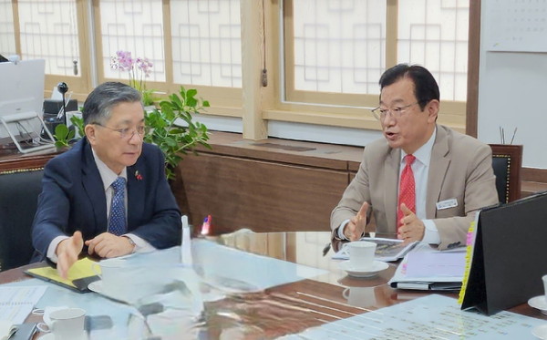 ▲ 이현재 시장이 지난 1월 13일 LH 이한준 사장을 만나 신도시 추진상의 문제점을 지적하고, 현안사항 해결을 요청하고 있다.