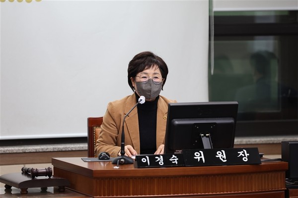 ▲ 이경숙 서울특별시의회 서울교육 학력향상 특별위원회 위원장(국민의힘, 도봉1)이 14일 오전 10시에 진행된 ‘서울교육 학력향상 특별위원회 제4차 회의’에서 회의를 주재하고 있다.