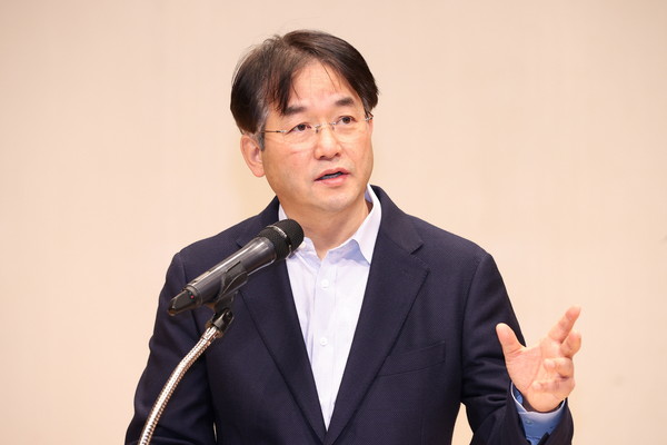 ▲ 이동환 고양시장, 직원 월례조회 참석해 인사말 전하는 모습.
