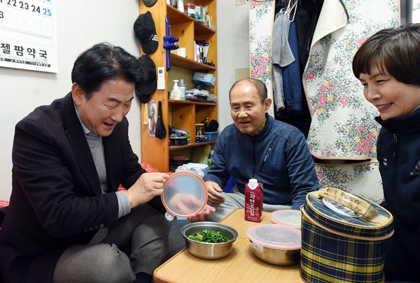▲ 김동근 의정부시장, 관내 한 가정 방문해 반찬 전달하고 이야기 나누는 모습.