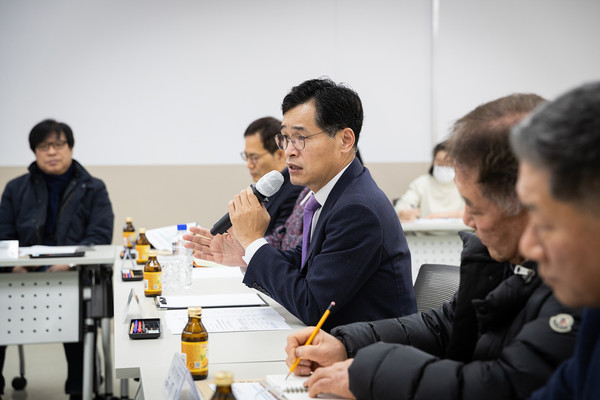 ▲ 주민자치회장단 간담회에서 발언중인 이기재 양천구청장.