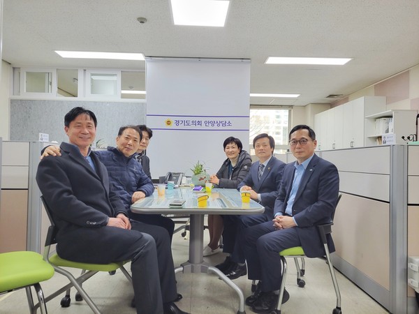 ▲ 문형근 의원, 이채명 의원 안양시 수해 재발 방지 지원 방안 논의 모습.