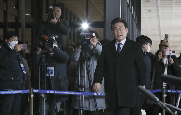 ▲ 이재명 대표가 서초구 서울중앙지검으로 대장동·위례신도시 개발비리 연루 혐의 관련 2차 출석을 하고 있다. /뉴시스