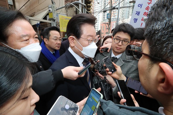 ▲ 취재진에 둘러 싸인 이재명 대표. /뉴시스