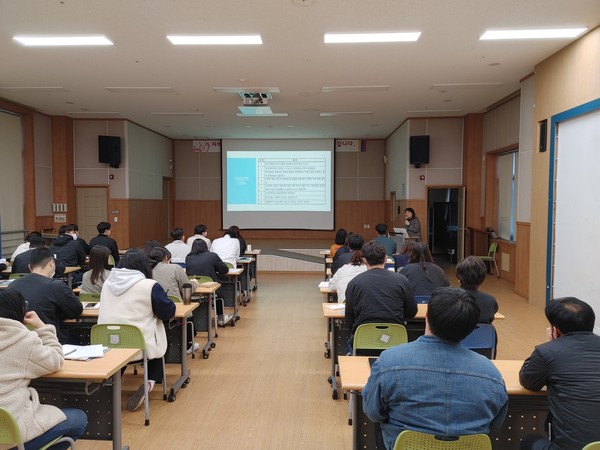 ▲ 여주시정신건강복지센터, 지역사회 정신장애인 직업재활 및 평생학습 연계 실무자 교육 진행중인 모습.
