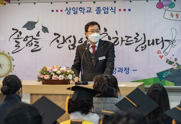 ▲ 상일학교 졸업식의 광진구청장 표창 수여 기념사진.