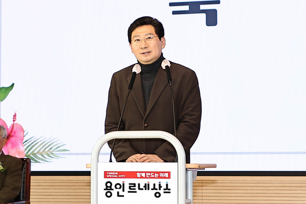 ▲ 이상일 용인특례시장이 17일 용인특례시농업인단체협의회 제7,8대 회장 이취임식에서 축사를 하고있다.