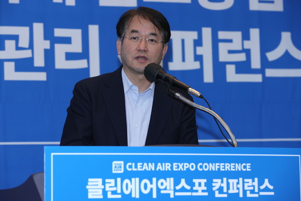 ▲ 고양시 이동환 시장 ‘2023년 클린에어엑스포 컨퍼런스’ 참석해 인사말 전하는 모습.