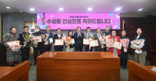 ▲ 이권재 오산시장(가운데), 시민시상식 참석해 참석자들과 기념사진 촬영.