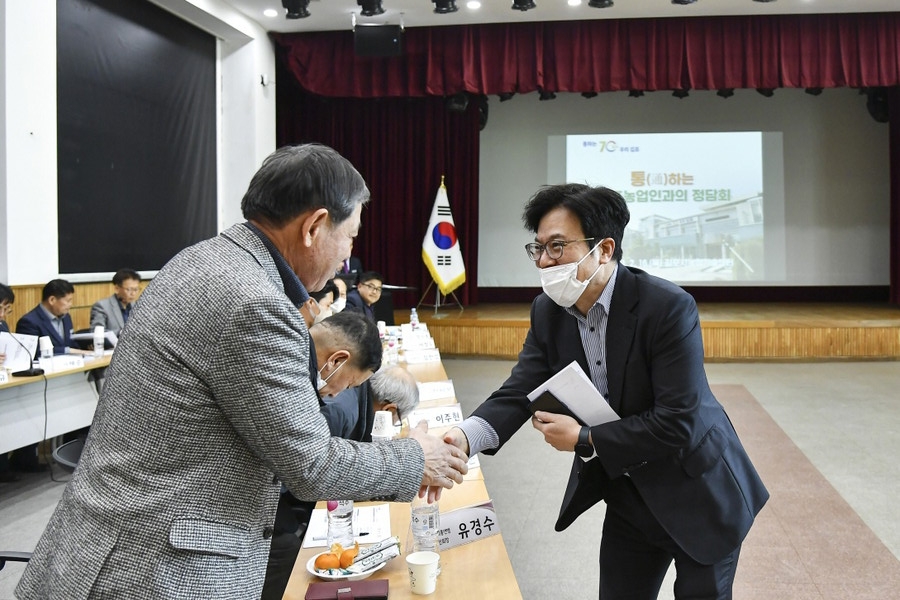 ▲ 김병수 김포시장(오른쪽), 김포농업인과의 정담회 참석자들과 인사하는 모습.