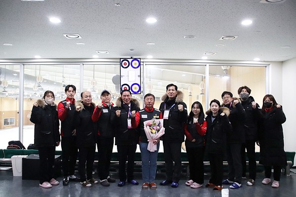 ▲ 이원성 경기도체육회장과 이영봉 경기도의회 문화체육관광위원장, 18일 제104회 전국동계체육대회 컬링경기가 열린 의정부 컬링장 방문.