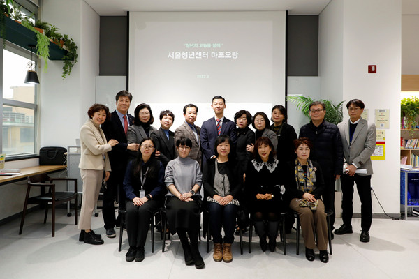 ▲ 마포이룸센터 방문 기념촬영하는 복지도시위원회 의원들.