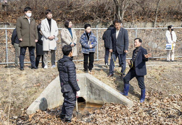 ▲ 현장 방문한 '본오뜰 침수피해 등 재발방지 대책 마련을 위한 특별위원회' 위원들.
