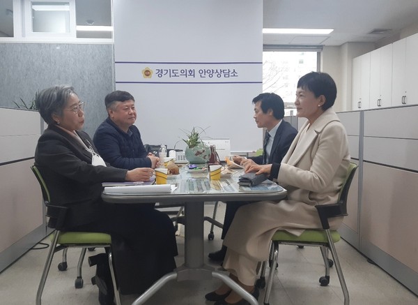 ▲ 문형근 의원,이채명 의원, 안양시치매전문요양원 관련 정담회.