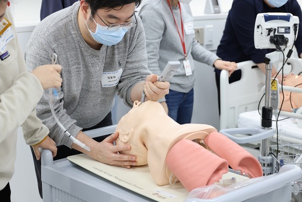 ▲ 분당서울대병원 SMART 시뮬레이션센터, 국산의료기기 트레이닝 진행중인 모습.