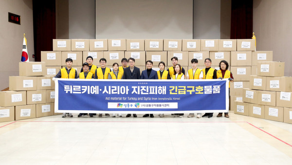 ▲ 긴급구호물품 재포장을 마친 성동구 자원봉사자들이 정원오 성동구청장(가운데 왼쪽부터)과 배문찬 성동구 자원봉사센터 이사장이 단체사진을 찍고 있다.