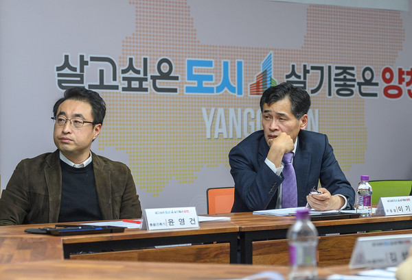 ▲ MZ스포츠플라자 중간보고회에 참석한 이 구청장과 윤영건 건축사.