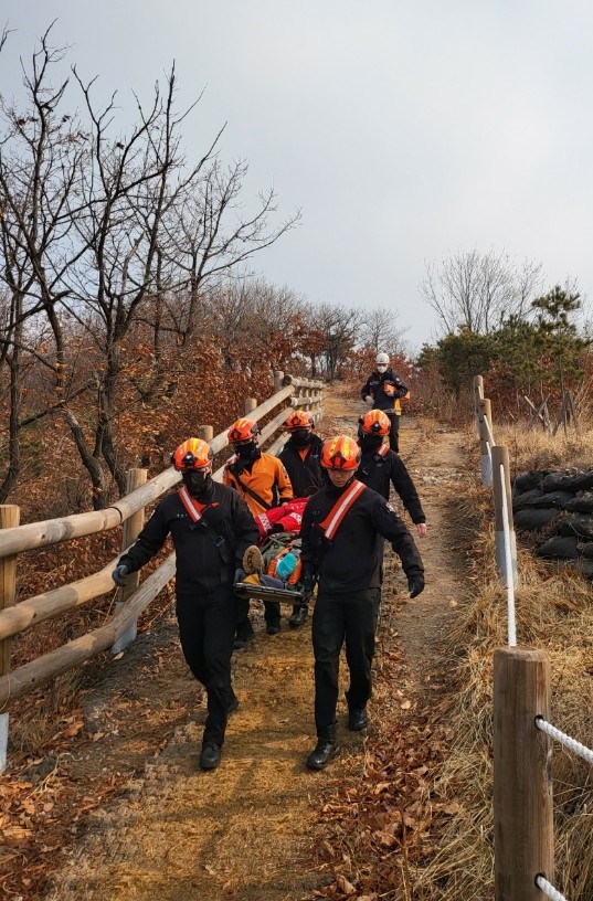 ▲ 부평소방서, 낙상 등산객 낙상 구조하는 모습.