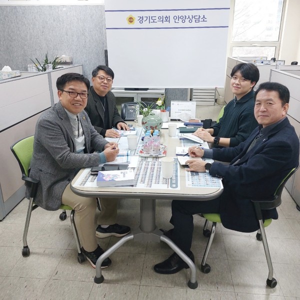 ▲ 김철현·김재훈 의원, 청년 창업가의 애로사항 청취 모습.
