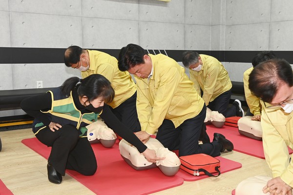 ▲ 심폐소생술 교육을 받고 있는 조용익 시장과 부천시 간부공무원들.