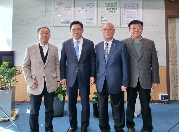▲ aT ‘바다의 향기’ 조상완 시설장 만나 농수산식품분야 중증장애인 생산품 판로개척 논의 후 기념사진 촬영.
