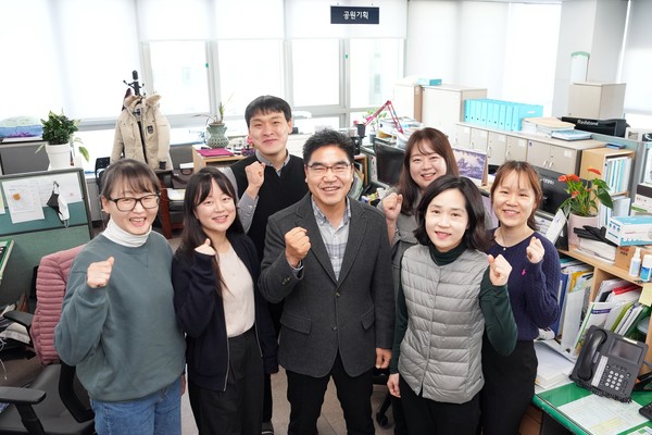 ▲ 성북구청 공원녹지과 공원기획팀 김성기 팀장(앞줄 가운데)와 팀원이 “힐링의 도시 성북”을 외치며 파이팅을 하고 있다.