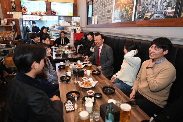 ▲ 이현재 하남시장, MZ세대와 ‘치맥’으로 허심탄회하게 소통.
