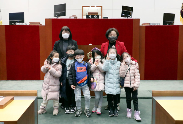 ▲ 성남시의회 박은미, 서희경 의원-수내초 학생들 단체사진.