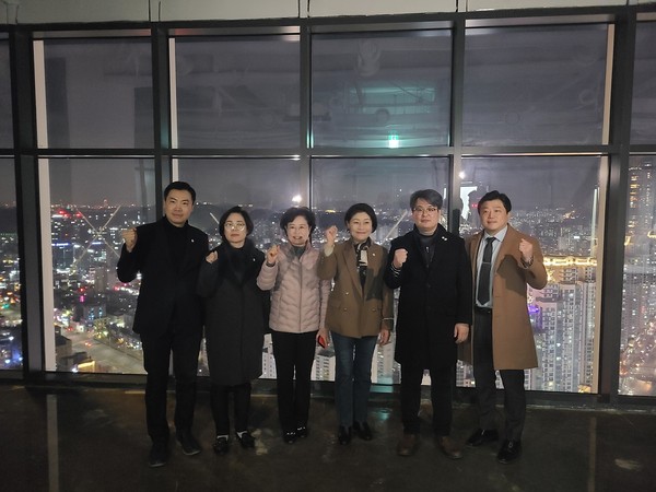 ▲ 부천시의회 재정문화위원회, 신중동역 푸르지오시티 기부채납공간 야간 현장 방문 모습.