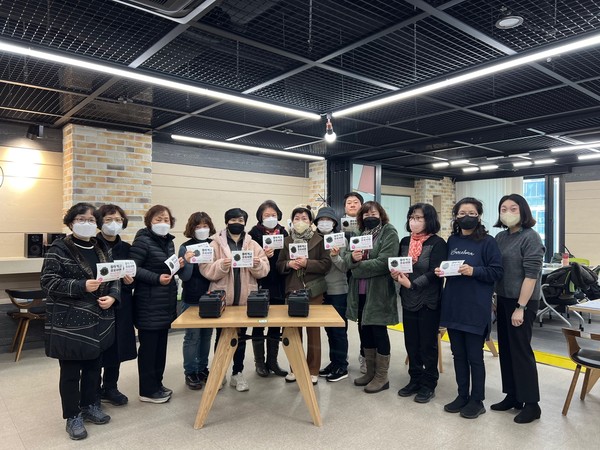 ▲ 불법촬영 점검장비 교육 및 실습을 하는 여성친화도시 시민참여단.
