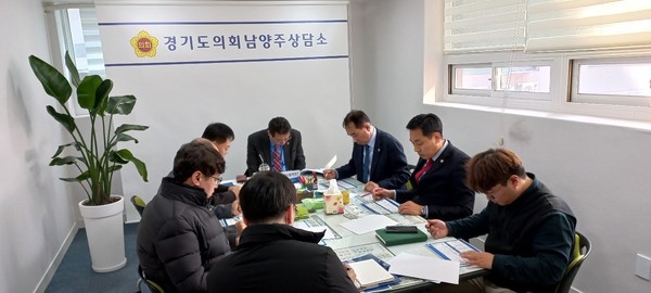 ▲ 8호선 관련 합동 업무보고 받는 의원들.