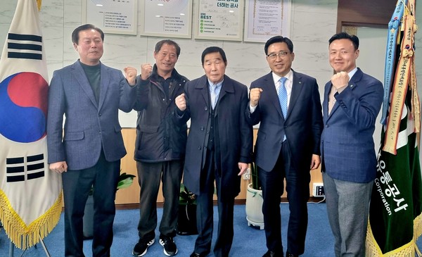 ▲ 김춘진 사장, 참벌꿀영농조합법인 윤용주 대표 및 관계자들 만나 기념사진 촬영.