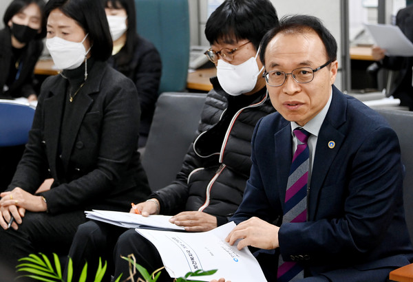 ▲ 김석철 보건복지국장이 23일 시청 기자실에서 보건복지국 소관 현안과 관련해 기자간담회를 하고 있다.