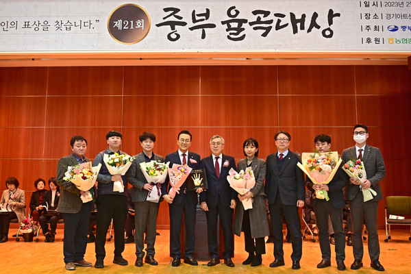 ▲ 이재호 연수구청장, 제21회 중부율곡대상 수상 모습.