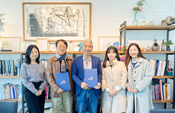 ▲ 성남문화재단-호랑가시나무아트폴리곤, 지역 예술가 및 청년예술가 지원 협약 체결 기념사진 촬영.