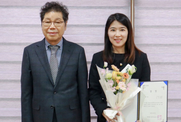 ▲ 경기아트센터-경기도극단 '2023년 창작희곡 공모전' 시상식(왼쪽 서춘기 사장, 오른쪽 황정은 작가).