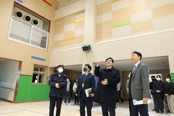 ▲ 인천시 도성훈 교육감, 개교 준비 상황 점검 중인 모습.