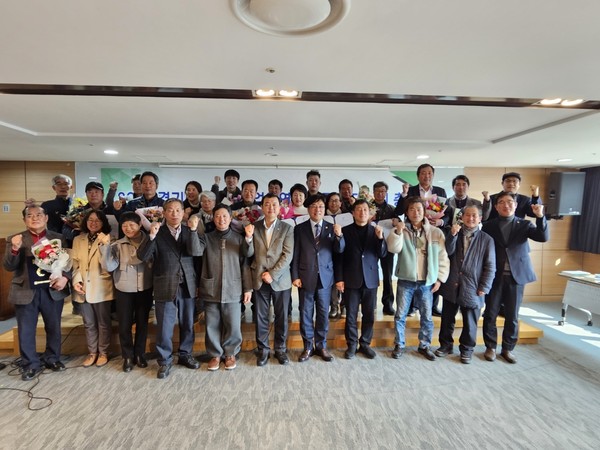 ▲ 경기도의회 최만식 의원, 경기친농연 대의원총회 참석자들과 기념사진 촬영.