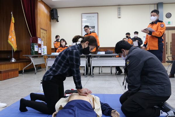 ▲ 시흥소방서, 외국인 심폐소생술 경연대회 진행중인 모습.