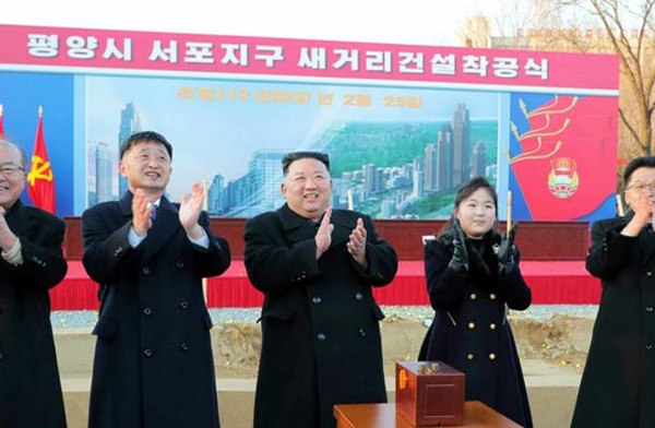 ▲ 26일 노동신문은 '평양시 서포지구 새 거리건설착공식 진행 경애하는 김정은동지께서 격동적인 연설로 청년전위들을 고무격려해주시고 착공의 첫삽을 뜨시였다' 기사를 통해 김정은이 딸 김주애와 함께 착공식 기념 행사에 참석한 사진을 공개했다. (사진=노동신문) /뉴시스